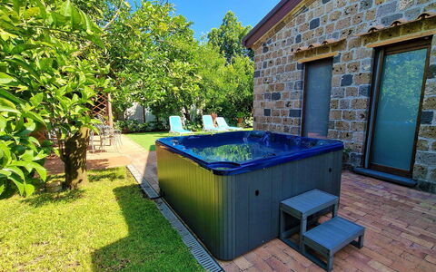 Villa Romantic Garden: Bleu, Piscine, Recours, Composite, Eco Hôtel, Luminaire Plomberie, Caractéristique De L'Eau, Baignoire, Tuile