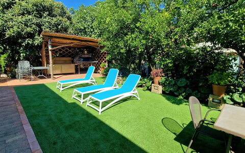 Villa Romantic Garden: Jardin, Arbuste, Meubles, Mobilier De Jardin, Arrière-Cour, Ombre, Pelouse, Eco Hôtel, Piscine, Recours