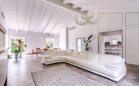 Villa Romantic Garden: Meubles, Design Intérieur, Canapé, Sol, Salon, Sol, Domicile, Plafond, Pièce, Éclairage