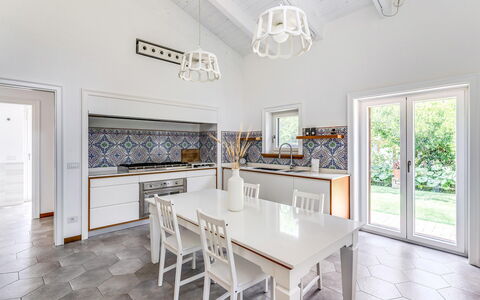 Villa Romantic Garden: Design Intérieur, Sol, Meubles, Sol, Plafond, Éclairage, Pièce, Cuisine, Table Cuisine Et Salle A Manger, Table