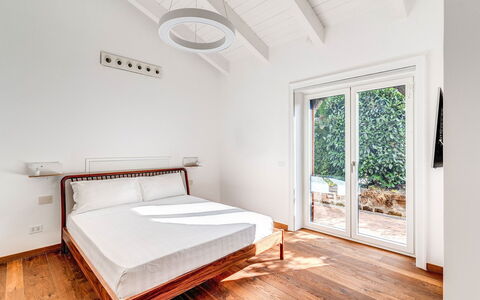 Villa Romantic Garden: Lit, Design Intérieur, Chambre, Sol, Bois, Sol, Domicile, Meubles, Drap De Lit, Literie