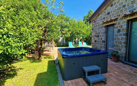 Villa Romantic Garden: Bleu, Piscine, Recours, Composite, Eco Hôtel, Loisir, Caractéristique De L'Eau, Jardin, Pot De Fleur, Tuile