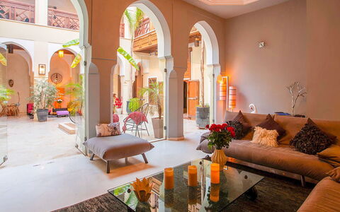 Riad Ikram: Design Intérieur, Salon, Appartement, Domicile, Sol, Pièce, Canapé, Plante D'Appartement, Oreiller