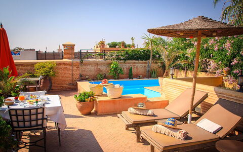 Riad Ikram: Piscine, Meubles, Recours, Mobilier De Jardin, Balancelle, Pot De Fleur, Chaise, Parapluie, Plante D'Appartement, Eco Hôtel