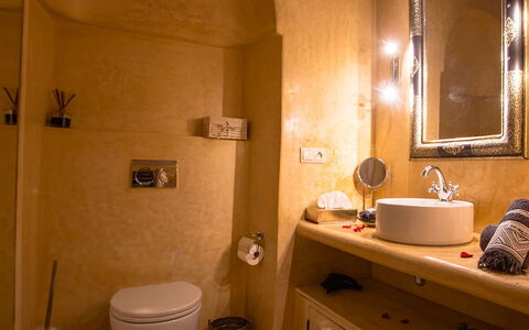Riad Ikram: Lavabo, Mur, Luminaire Plomberie, Design Intérieur, Sol, Salle De Bains, Sol, Évier, Robinet, Pièce