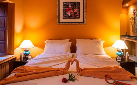 Riad Ikram: Meubles, Design Intérieur, Lit, Chambre, Orange, Drap De Lit, Pièce, Literie, Sol, Textile