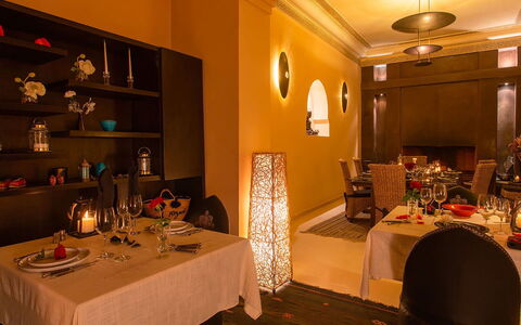 Riad Ikram: Meubles, Design Intérieur, Table, Orange, Éclairage, Chaise, Table Cuisine Et Salle A Manger, Sol, Nappe De Table, Salle À Manger