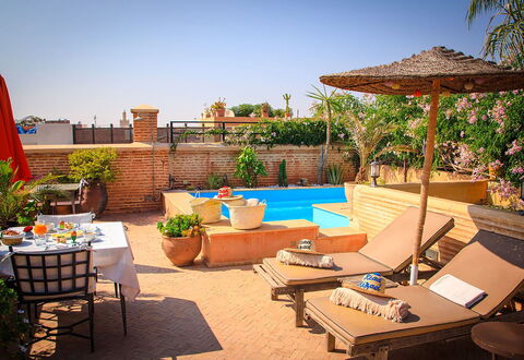 Riad Ikram: Piscine, Meubles, Recours, Mobilier De Jardin, Balancelle, Pot De Fleur, Chaise, Parapluie, Plante D'Appartement, Eco Hôtel