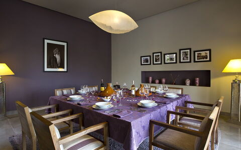 Villa Orange Trees: Meubles, Design Intérieur, Mur, Table, Chaise, Plafond, Éclairage, Table Cuisine Et Salle A Manger, Salle À Manger, Luminaire