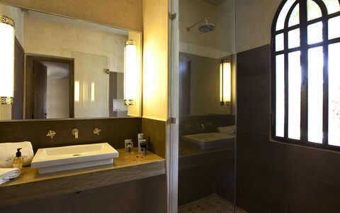 Villa Orange Trees: Lavabo, Mur, Luminaire Plomberie, Salle De Bains, Évier, Sol, Design Intérieur, Sol, Robinet, Miroir