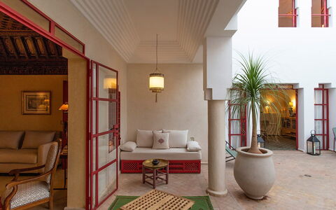 Dar Splendid: Rouge, Design Intérieur, Sol, Sol, Meubles, Pièce, Plafond, Salon, Tapis, Luminaire