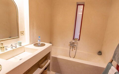Dar Splendid: Mur, Luminaire Plomberie, Sol, Sol, Salle De Bains, Design Intérieur, Robinet, Plomberie, Lavabo, Marron