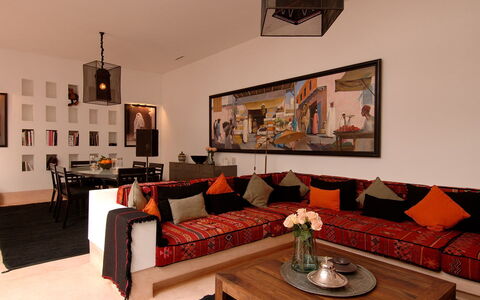 Dar Sami: Meubles, Design Intérieur, Canapé, Mur, Sol, Sol, Salon, Textile, Éclairage, Domicile