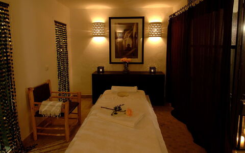 Dar Sami: Design Intérieur, Sol, Lit, Rideau, Hôtel, Dur, Chambre, Luminaire, Lampe