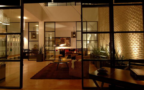Dar Sami: Meubles, Design Intérieur, Sol, Mur, Sol, Plafond, Luminaire, Bois, Éclairage, Salon