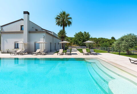 Villa Cloris: Bleu, L'Eau, Piscine, Composite, Miroir D'Eau, Recours, Réflexion, Ombre, Eco Hôtel, Biens