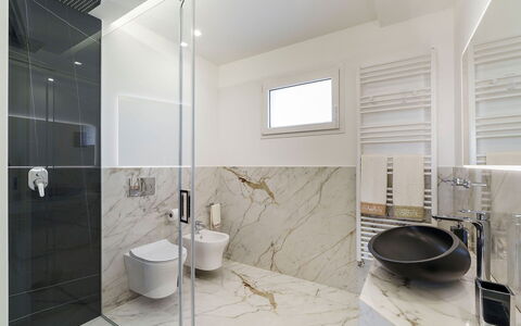 Villa Shelly: Sol, Design Intérieur, Mur, Sol, Luminaire Plomberie, Salle De Bains, Robinet, Évier, Plafond, Tuile