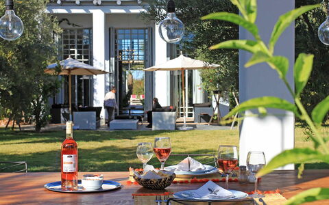 Villa Susan: Meubles, Mobilier De Jardin, Chaise, Tableau De Plein Air, Ombre, Loisir, Pelouse, Cour, Piscine, Cour