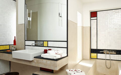 Villa Susan: Mur, Design Intérieur, Sol, Luminaire Plomberie, Sol, Salle De Bains, Plomberie, Tuile, Robinet, Lavabo