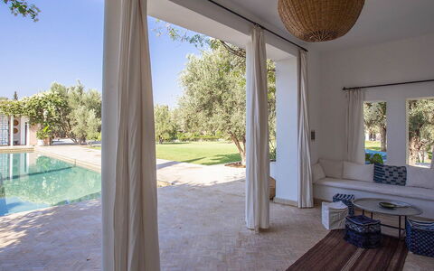 Villa Zagar: Meubles, Sol, Domicile, Recours, Ombre, Piscine, Biens, Chaise, Villa, Dur