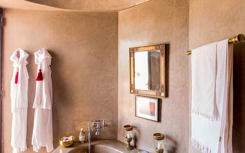 Villa Zagar: Design Intérieur, Luminaire Plomberie, Salle De Bains, Robinet, Sol, Sol, Lavabo, Plomberie, Miroir, Pièce