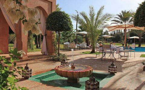 Dar Maril: Recours, Piscine, Parapluie, Hacienda, Jardin, Mobilier De Jardin, Cour, Aménagement Paysager, Ombre