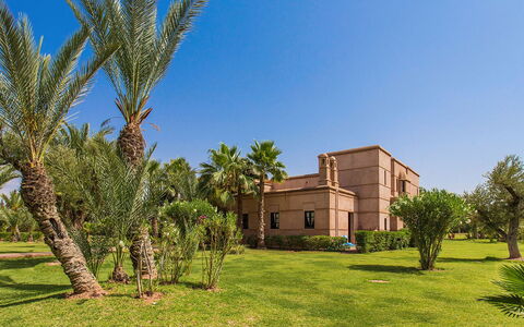 Dar Maril: Arbuste, Biens, Jardin, Aménagement Paysager, Manoir, Hacienda, Ombre, Villa, Pelouse