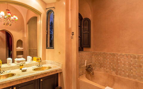Dar Maril: Lavabo, Design Intérieur, Luminaire Plomberie, Mur, Sol, Évier, Salle De Bains, Sol, Armoire De Toilette, Robinet