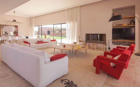 Villa Delizia: Design Intérieur, Sol, Sol, Canapé, Meubles, Salon, Plafond, Domicile, Appartement