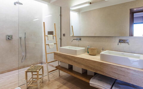 Villa Delizia: Sol, Design Intérieur, Sol, Luminaire Plomberie, Mur, Lavabo, Salle De Bains, Bois, Évier, Robinet
