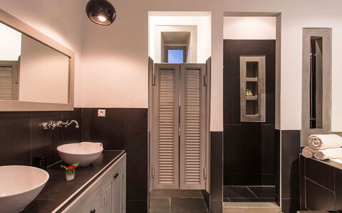 Villa Elio: Design Intérieur, Salle De Bains, Luminaire Plomberie, Sol, Mur, Sol, Lavabo, Évier, Plafond, Luminaire