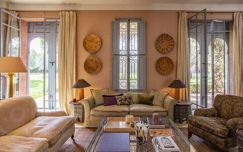 Villa Mauri: Meubles, Design Intérieur, Canapé, Sol, Mur, Sol, Bois, Salon, Domicile, Pièce