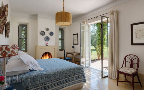 Villa Mauri: Meubles, Design Intérieur, Chambre, Mur, Lit, Sol, Sol, Domicile, Plafond, Bois