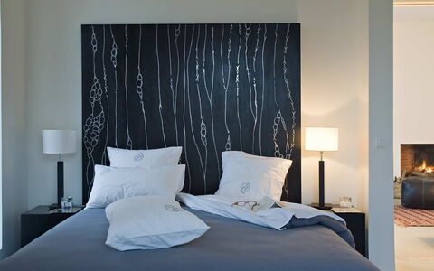 Villa Noria: Meubles, Chambre, Lit, Design Intérieur, Literie, Drap De Lit, Bois, Linge, Textile, Éclairage