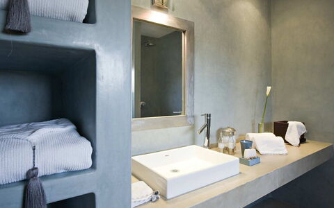 Villa Noria: Luminaire Plomberie, Salle De Bains, Robinet, Linge, Évier, Matériau Naturel, Plomberie, Hôtel, Céramique