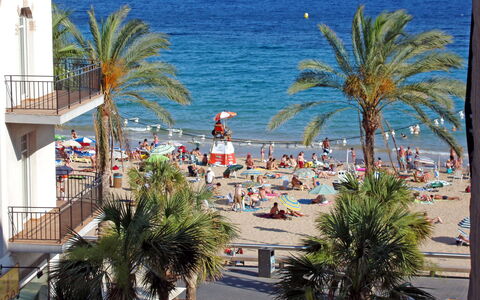 Giner: L'Eau, Plante, Ciel, Bleu Azur, Arbre, Station Balnéaire, Arecales, Cotiers Et Relief Océaniques, Loisir, Plage