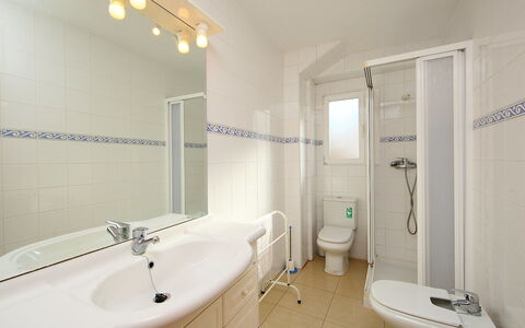 Giner: Salle De Bains, Propriété, Pièce, Robinet, Design Intérieur, Luminaire Plomberie, Immobilier, Architecture, Bâtiment, Tuile