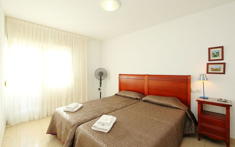 Giner: Chambre, Pièce, Lit, Meubles, Drap De Lit, Propriété, Literie, Cadre De Lit, Design Intérieur, Sol