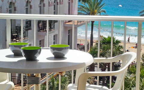 Giner: Propriété, Pièce, Meubles, Balcon, Domicile, Maison, Bâtiment, Table, Design Intérieur, Immobilier