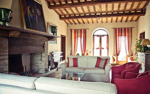Villa Selvamica: Meubles, Design Intérieur, Sol, Bois, Canapé, Sol, Salon, Pièce, Domicile, Plafond
