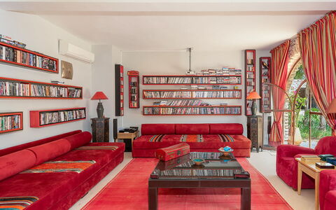 Le Jardin Mogador: Meubles, Design Intérieur, Rouge, Canapé, Sol, Sol, Salon, Domicile, Appartement, Pièce