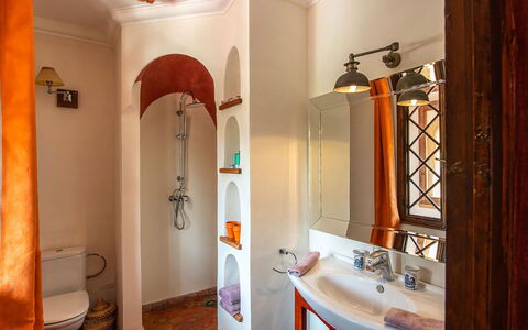 Le Jardin Mogador: Mur, Design Intérieur, Sol, Lavabo, Luminaire Plomberie, Sol, Plafond, Pièce, Salle De Bains, Robinet