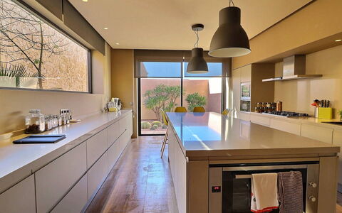 Villa Amrabat: Cuisine, Design Intérieur, Comptoir, Sol, Appareil De Cuisine, Cabinetry, Plafond, Sol, Éclairage, Luminaire