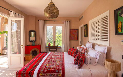 Villa Jamila: Meubles, Design Intérieur, Chambre, Lit, Textile, Literie, Linge, Drap De Lit, Éclairage, Sol