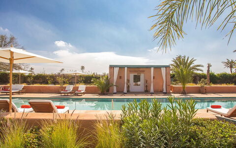 Villa Jamila: Piscine, Recours, Mobilier De Jardin, Aménagement Paysager, Balancelle, Parapluie, Ombre, Chaise, Pot De Fleur, Eco Hôtel