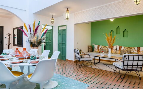 Riad Ali: Meubles, Design Intérieur, Sol, Chaise, Table, Sol, Table Cuisine Et Salle A Manger, Plafond, Pièce, Salle À Manger