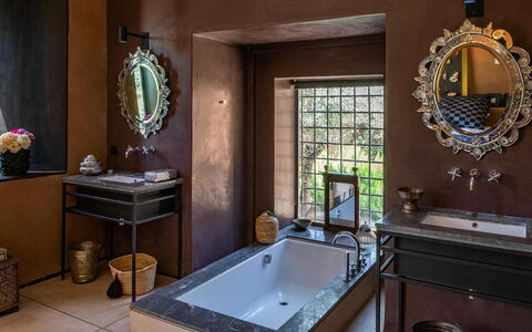 Dar Moon: Design Intérieur, Luminaire Plomberie, Mur, Sol, Lavabo, Robinet, Évier, Sol, Meubles, Salle De Bains