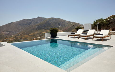 Villa Kenan: Piscine, Composite, Tuile, Mobilier De Jardin, Recours, Matériau Naturel, Balancelle, Dalle, Chaise Longue, Caractéristique De L'Eau
