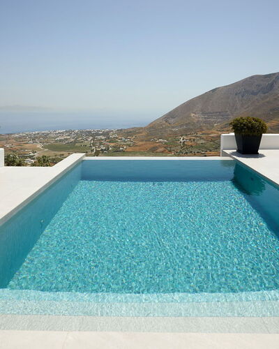 Villa Kenan: Bleu, Piscine, L'Eau, Composite, Recours, Loisir, Tuile, Eco Hôtel, Caractéristique De L'Eau, Matériau Naturel