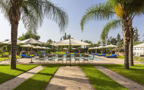 Le Palais du Roi: Bleu, Mobilier De Jardin, Parapluie, Recours, Piscine, Ombre, Balancelle, Loisir, Eco Hôtel
